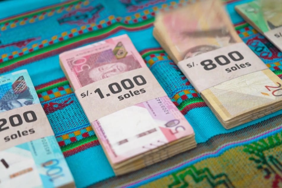 Die Geldbündel werden untereinander aufgeteilt.