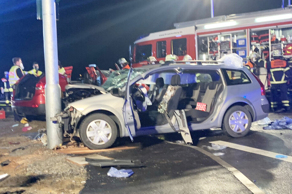 Rund 80 Einsatzkräfte mehrerer Feuerwehren waren bei dem Unfall im Einsatz.