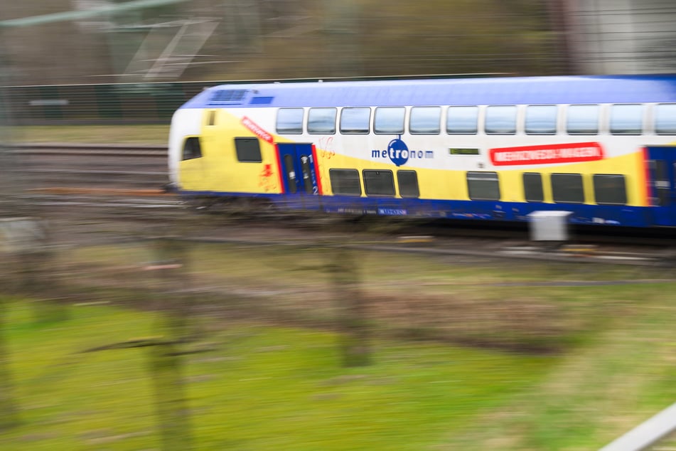 Bahnchaos im Norden hält an: Wichtige Pendlerstrecke stark eingeschränkt