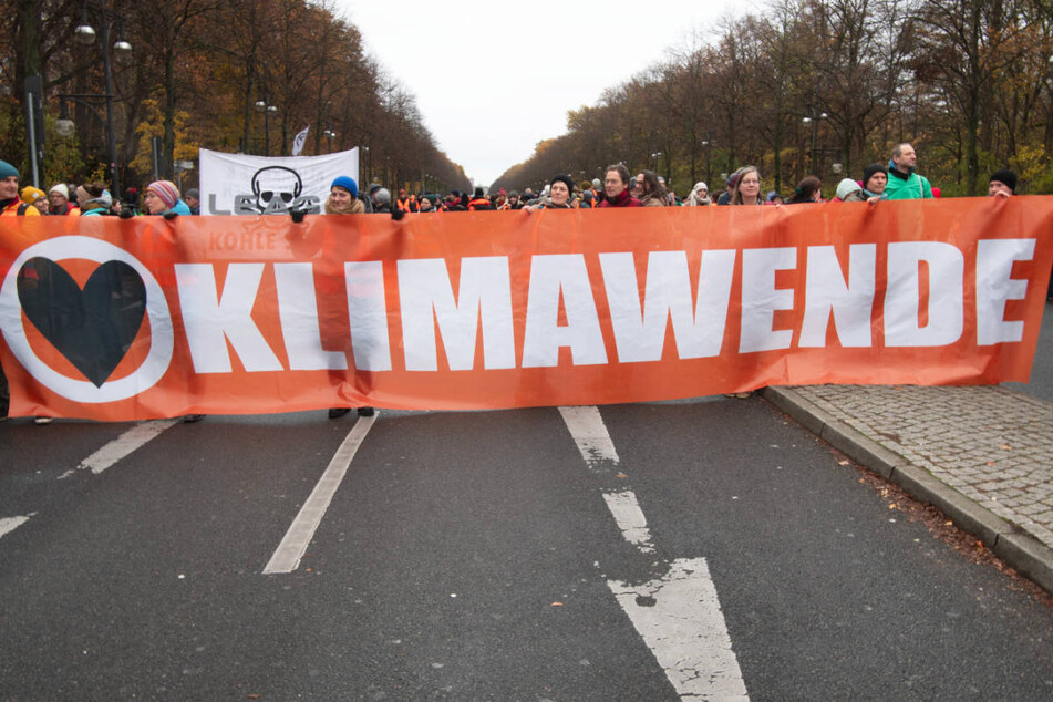 Aktivisten der Klimagruppe Letzte Generation wollen am Samstag wieder in mehreren deutschen Großstädten für die Klimawende demonstrieren. (Archivfoto)