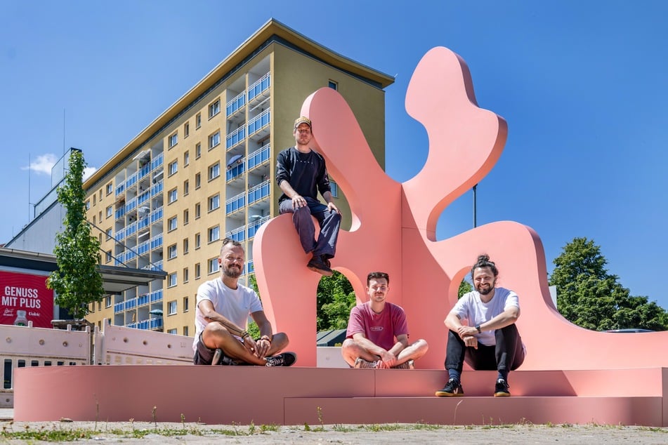 Die Projektbeteiligten Marcus Bauerfeind (43), Markus Zull (42), Maximilian Funk (28) und Sascha Henken (37, v.l.) an dem Highlight am Edeka-Vorplatz.