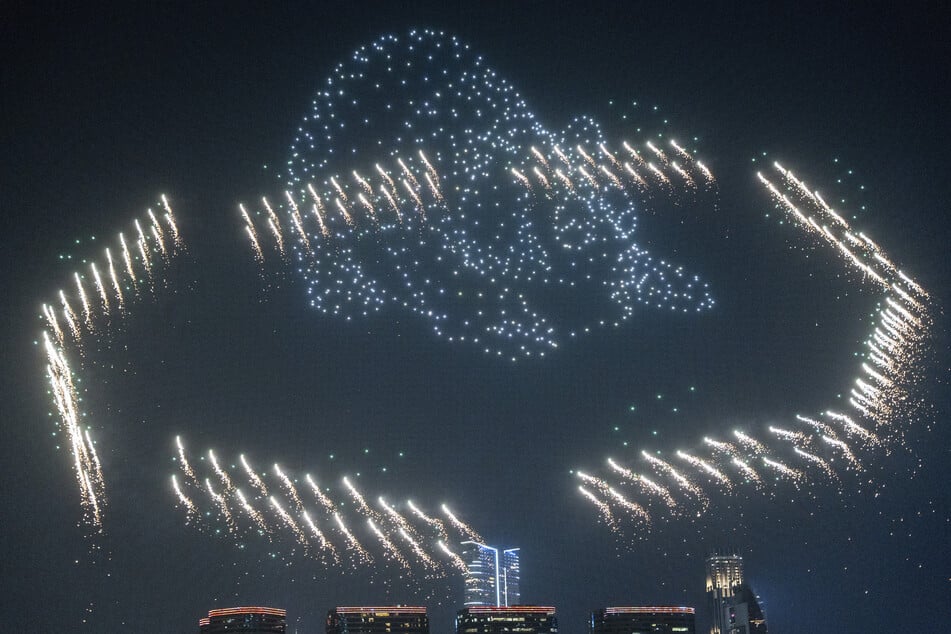 Die Stadt Düsseldorf prüft zum Jahreswechsel eine Drohnen-Show wie hier in Hongkong.