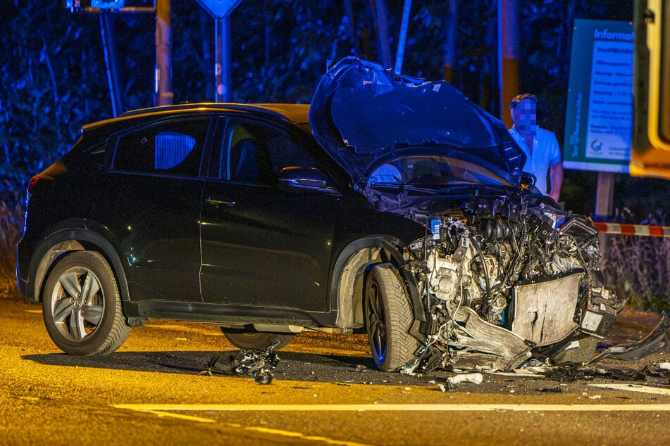 Ein ebenfalls am Unfall beteiligter Honda wurde im Frontbereich massiv beschädigt.
