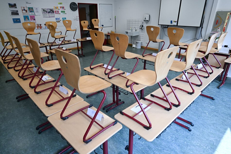 An vielen Schulen in Hessen findet aufgrund der schlechten Wetterverhältnisse am Montag kein Unterricht statt. (Symbolbild)