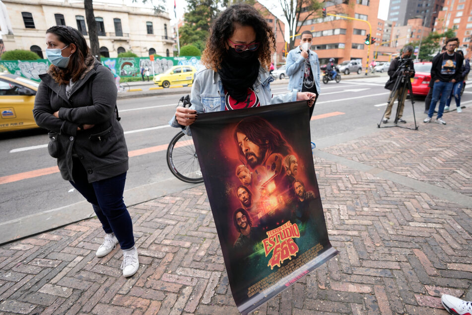 Bogotá (Kolumbien): Ein Fan der US-Band Foo Fighters hält ein Poster der Band vor dem Hotel, in dem Hawkins tot aufgefunden wurde.