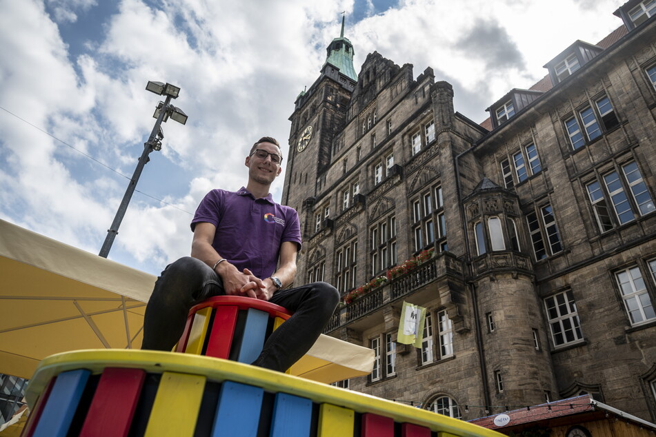 Mit der Petition wollen sie hoch hinaus: Der Chemnitzer Ortsverein des Christopher Street Day fordert einen Diversitätsmanager für das Rathaus. Das Foto zeigt Vorstandsmitglied Cedric Nastelski (21).