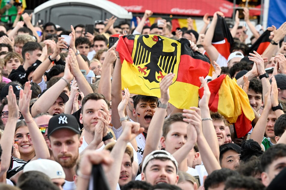 Die Stadt hofft, dass zur Partie Deutschland gegen Dänemark wieder mehr Fans am Konrad-Adenauer-Ufer Fußball schauen.