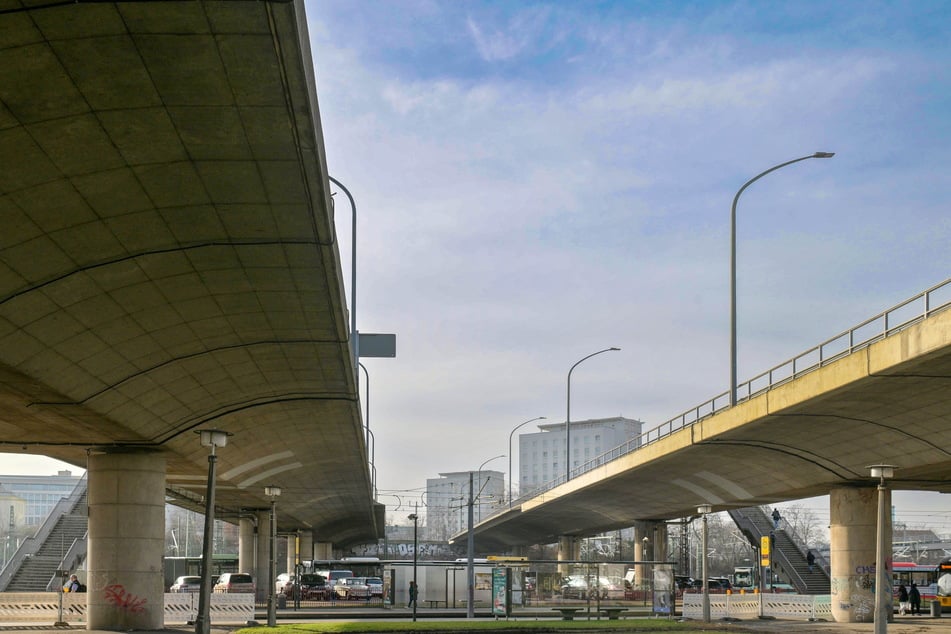 Mit 850 Metern Länge und zwei Richtungsfahrbahnen (jeweils zwei Autospuren) bildet die Brücke die Grenze zwischen Wilsdruffer und Seevorstadt.