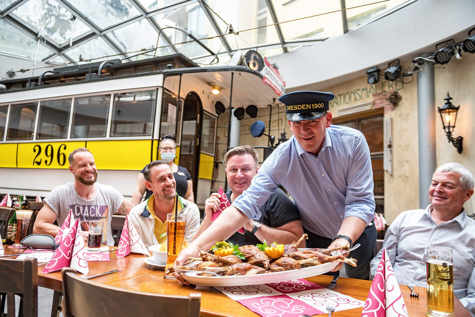 Persönlich vom Chef Ricco Geithner (54) serviert: Zum Junggesellenabschied der Stammgäste kam "Gans satt" im "Dresden 1900" auf den Tisch.