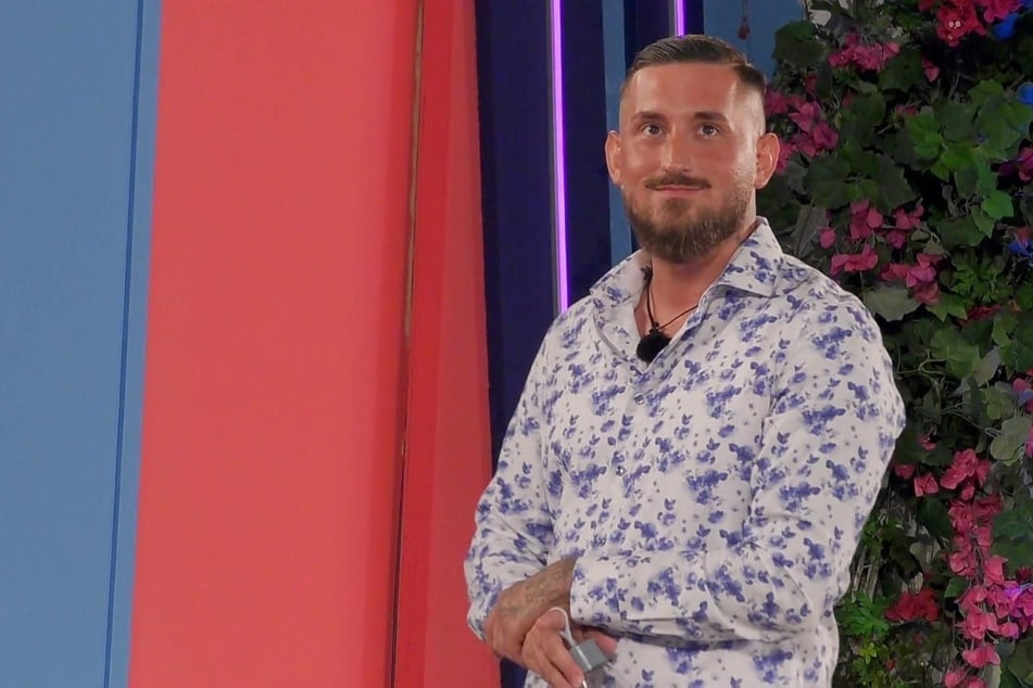 Alex Z. (30) verplappert sich schon am ersten Abend der Datingshow gleich zweimal - und streut damit nicht nur bei Elena (33) große Zweifel über seinen tatsächlichen Beziehungsstatus.