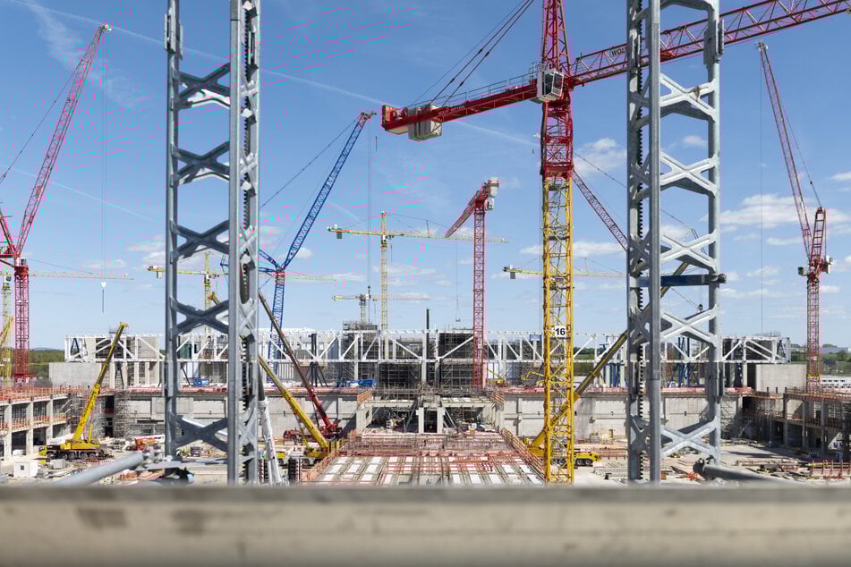 Rund 20 Kräne stehen auf der Mega-Baustelle, einige drehten sich auch am Sonntag.