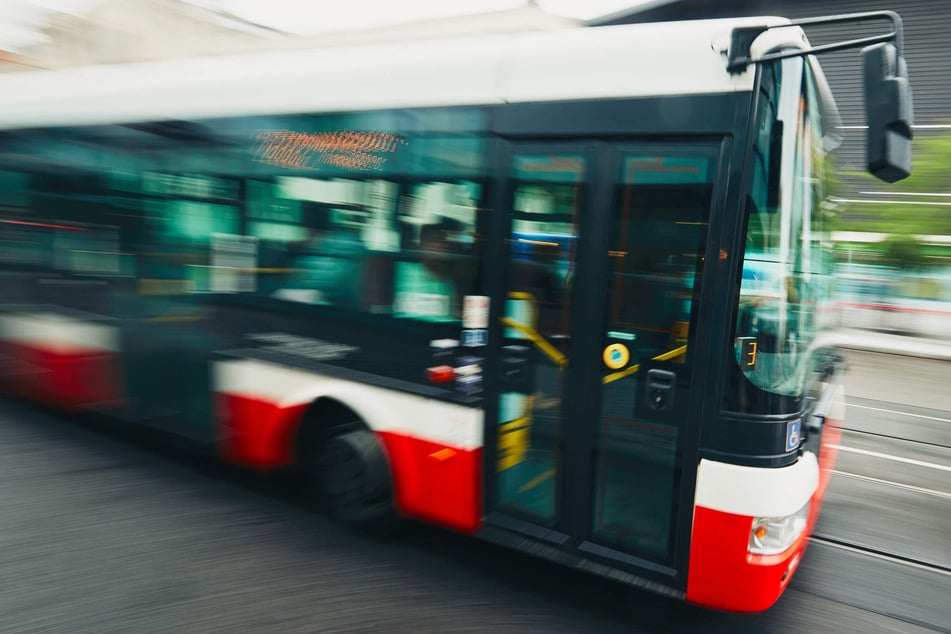 Im Wassenberg im Kreis Heinsberg haben aufmerksame Fahrgäste am Freitag einen vermutlich betrunkenen Busfahrer ausgebremst. (Symbolbild)