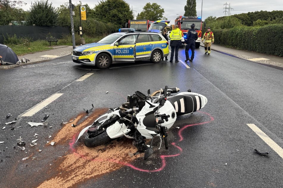 Der Motorradfahrer wurde schwer verletzt und in ein Krankenhaus eingeliefert.