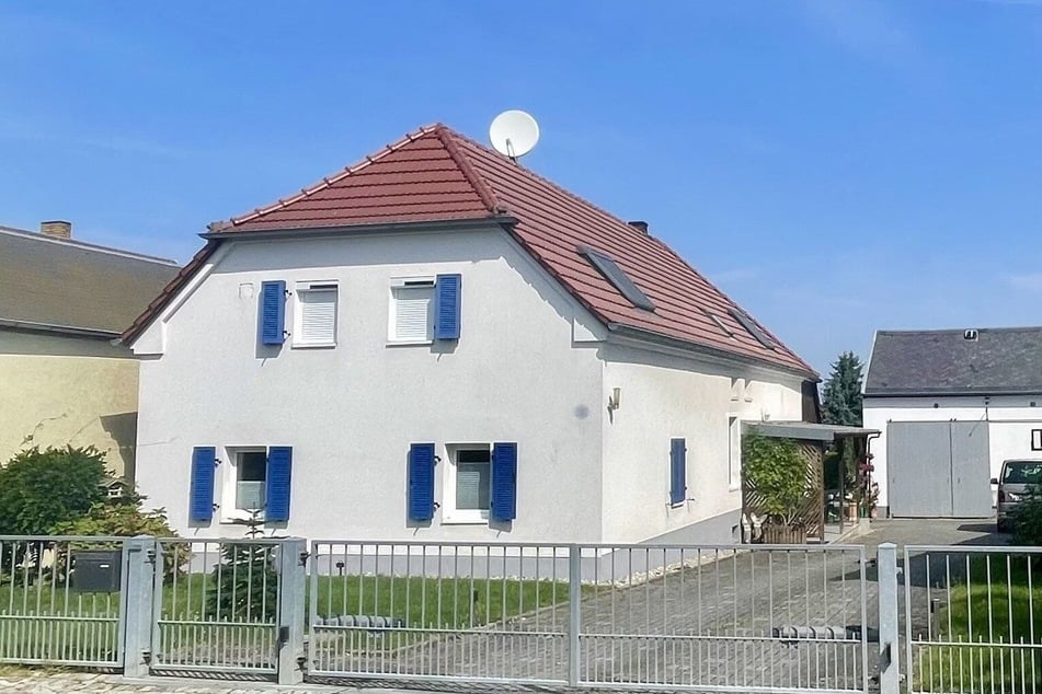 Modern saniert, viel Platz und riesiges Grundstück: Dieses Einfamilienhaus in Thiendorf sucht neue Besitzer.