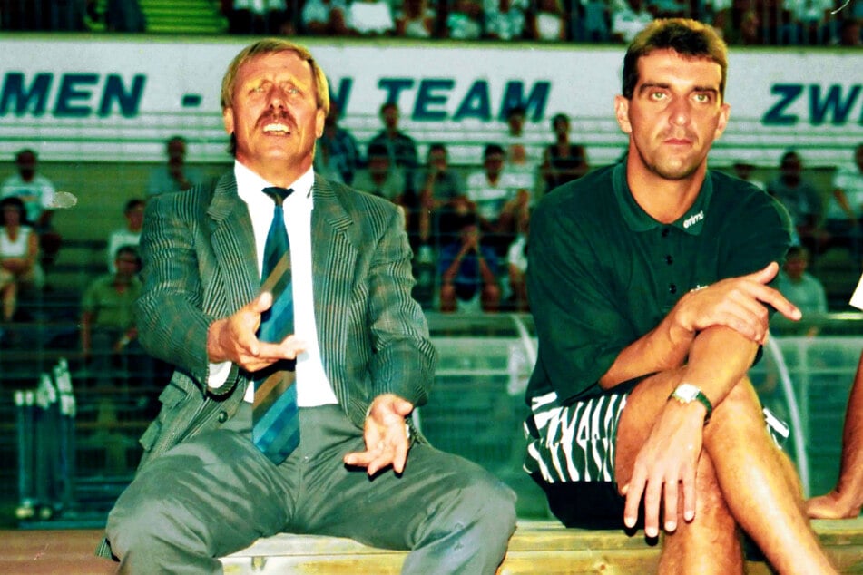 Er saß auch als Trainer und Co-Trainer auf der Bundesliga-Bank bei Dynamo: Ralf Minge (r.), hier im August 1994 mit seinem damaligen Chef Siggi Held.