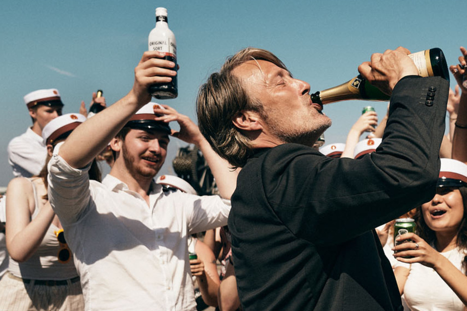 Der Alkohol gibt Martin (Mads Mikkelsen, 55) sein Selbstbewusstsein zurück.