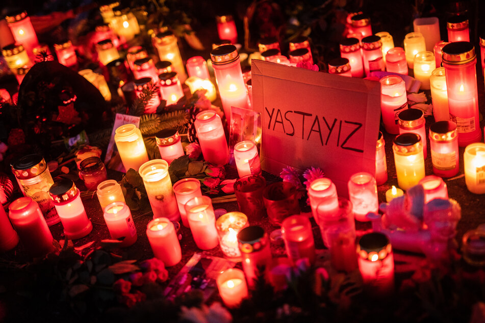 "Yastayiz" ist Türkisch und steht für "Wir trauern".