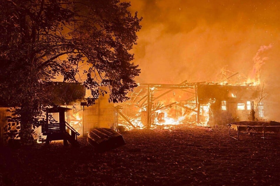 In Arendsee brannte in der Nacht auf Samstag eine Scheune lichterloh.