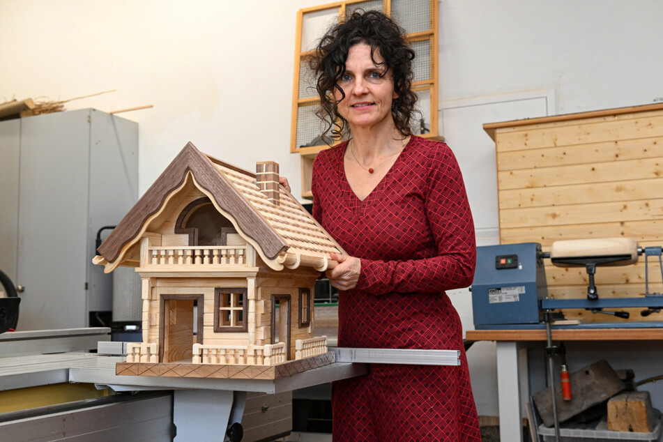 JAB-Chefin Solveig Buder (52) zeigt stolz ein Vogelhaus, das in der Holzwerkstatt gebaut wurde.
