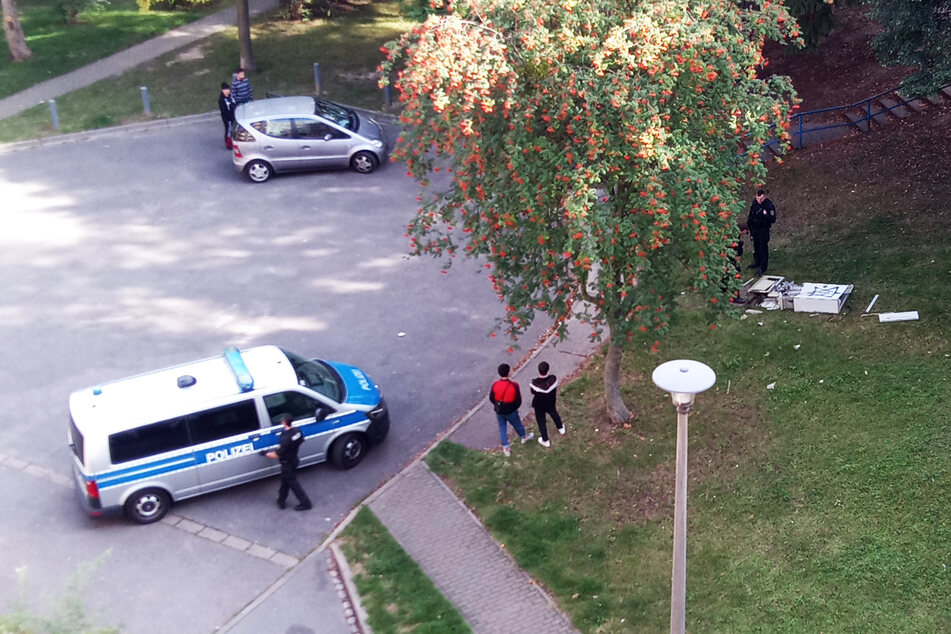 Alarmierte Polizisten untersuchten den Ort des Vorfalls auf dem Tanneberger Weg, bei dem ein Stromverteilerkasten zerstört wurde.