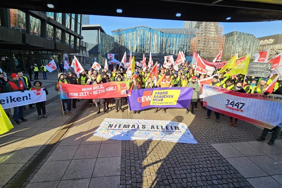 In Leipzig streikten am Donnerstag Hunderte Beschäftigte des öffentlichen Dienstes.