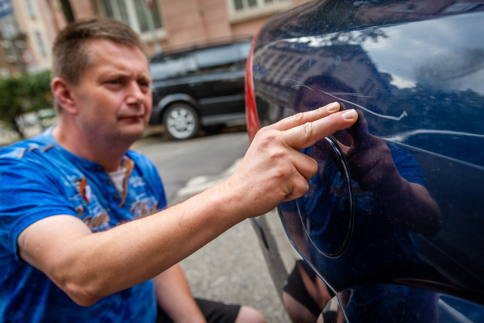 Sauer auf die Vandalen: Ralph Dölling (47) an seinem zerkratzten Ford.