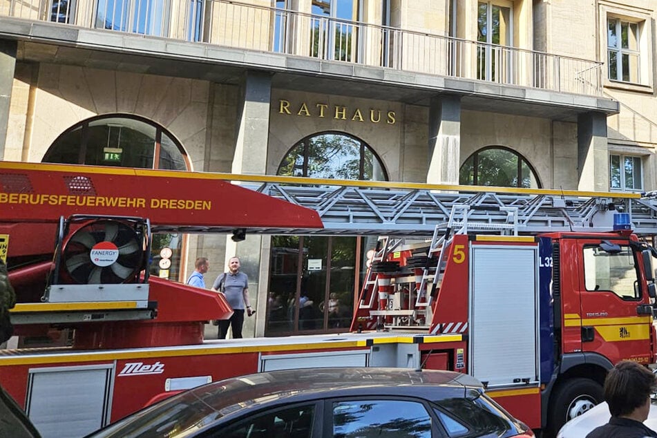 Dresden: Schon wieder Feuerwehr-Einsatz im Rathaus!