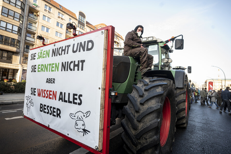 Landwirte demonstrieren am Dienstag mit Traktoren vor dem Bundeslandwirtschaftsministerium in Berlin unter anderem für höhere Preise für Agrarprodukte und weniger Regulierung.