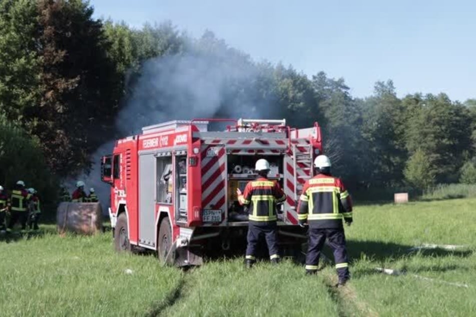 Bei einem Waldbrand im Landkreis Spree-Neiße fanden Feuerwehrleute eine schwerverletzte Person.