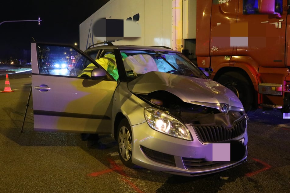 Unfall am Elbepark: Skoda kollidiert mit Lkw, Autofahrer landet im Krankenhaus