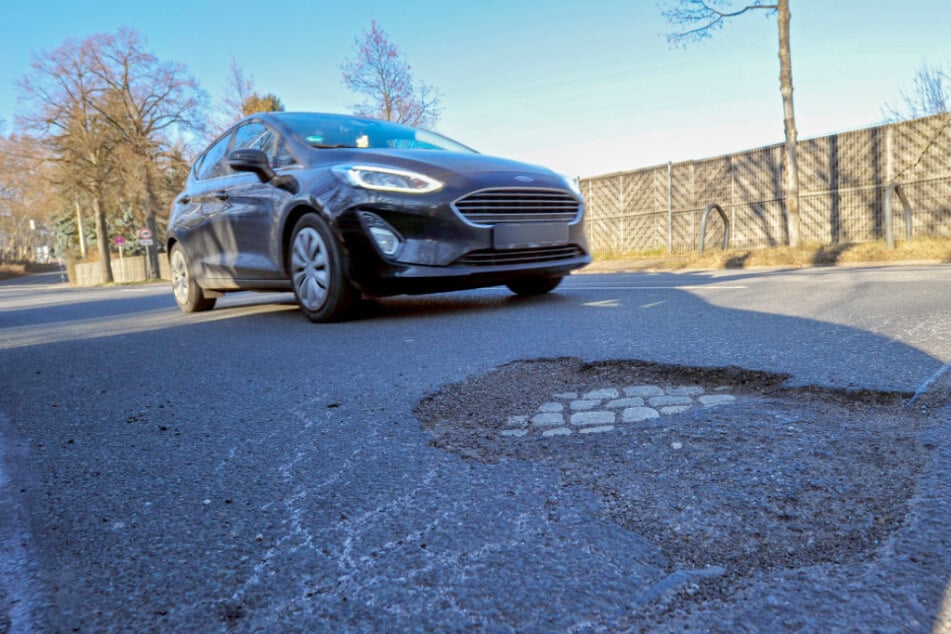 Dem Asphalt auf der Scheffelstraße hat das Winterwetter zugesetzt.