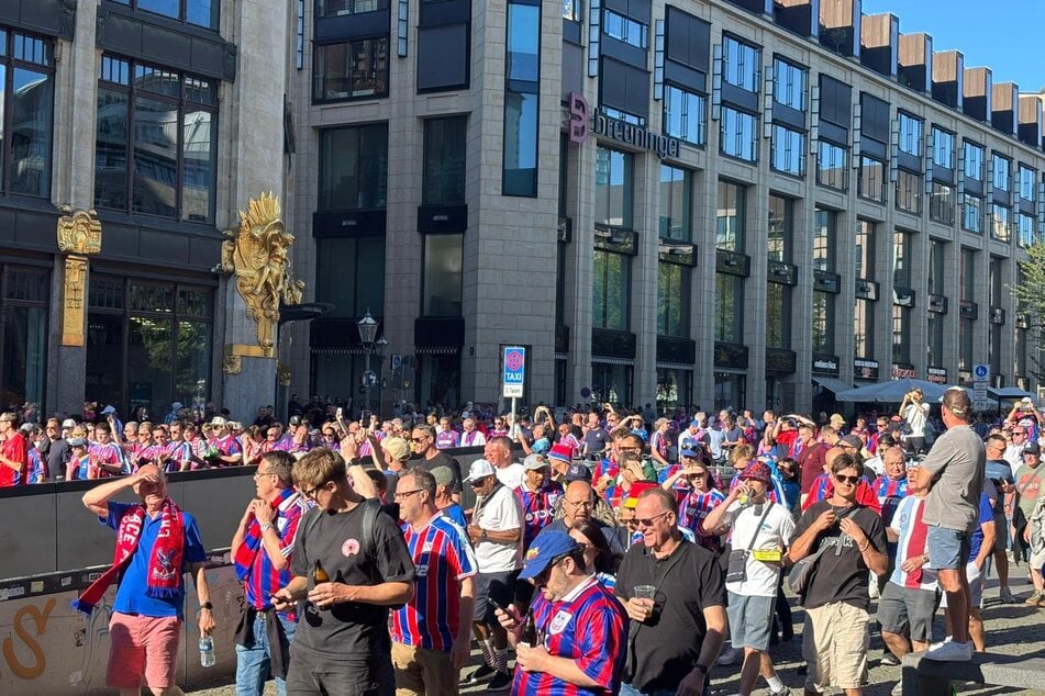 Die Engländer kündigten keinen offiziellen Fanmarsch an, machten sich aber dennoch gegen 18 Uhr gemeinsam auf den Weg zum Stadion.