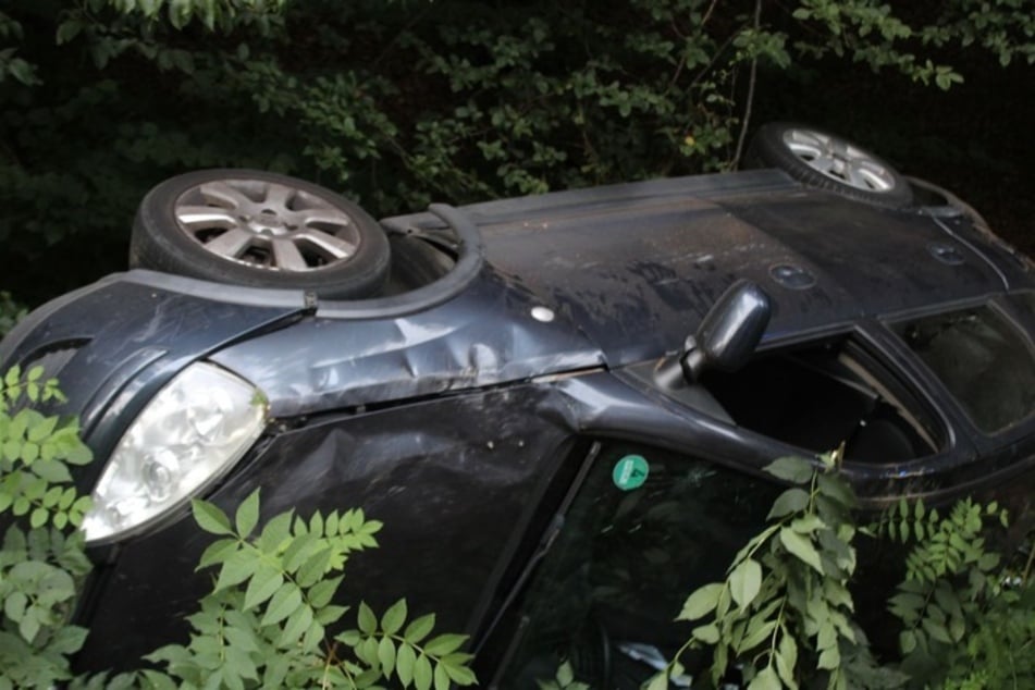 Nach dem Unfall landete der Opel in einem Graben und kippte auf die Seite. Eine Mitfahrerin (23) wurde leicht verletzt.