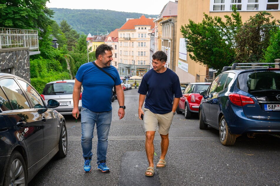 Mit TAG24-Redakteur Enrico Lucke (l.) ging der Eislöwen-Stürmer auf Stippvisite durch seine Heimatstadt.