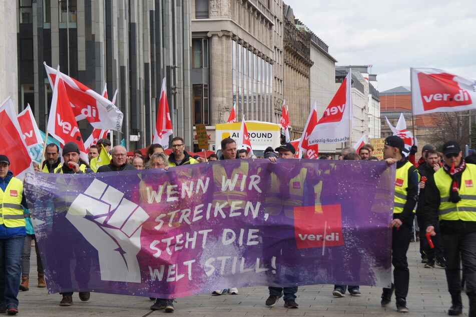 Die Streikenden zogen am Freitagmorgen durch die Leipziger Innenstadt.