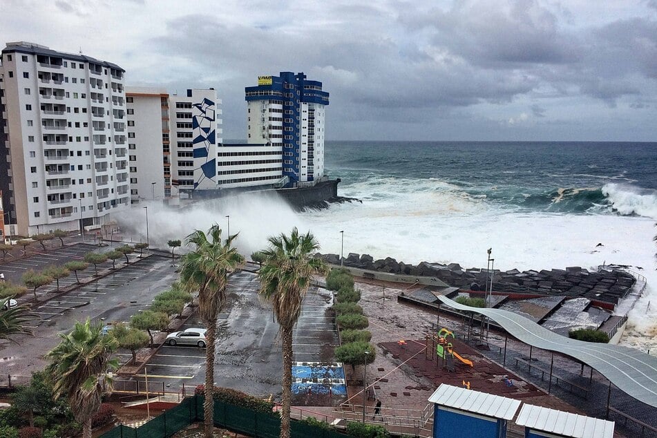Hohe Wellen treffen auf die Küste von Teneriffa. Im Westen der spanischen Urlauberinsel wurden mehrere Menschen ins Meer gerissen. (Archivfoto)