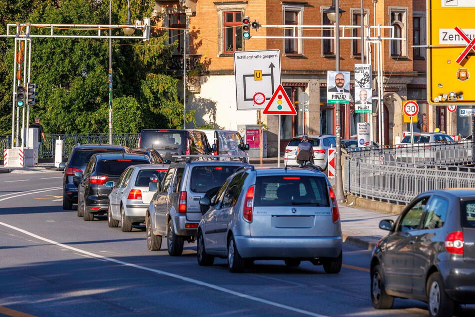 Speziell im Berufsverkehr kommt der Verkehr rund um das Blaue Wunder zum Erliegen.