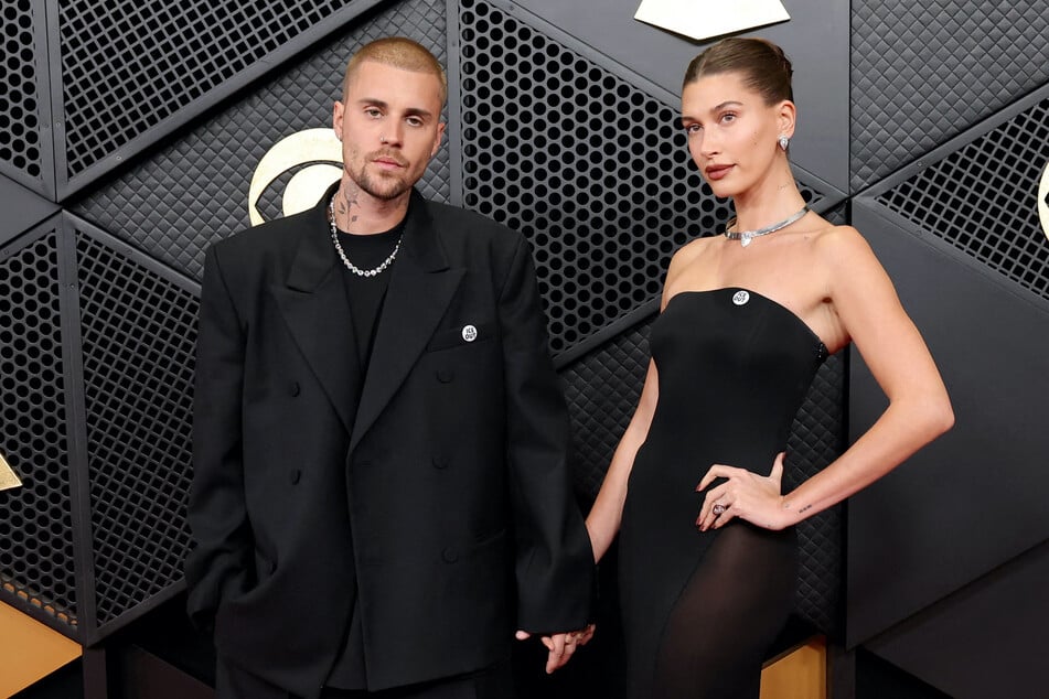 Hailey Bieber (r.) shared a look at her romantic Valentine's Day with Justin Bieber.