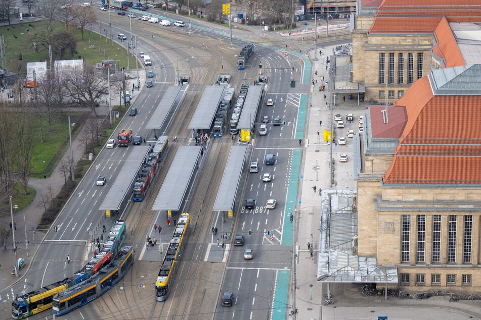 Die meisten Straßenbahnlinien halten an den Bahnsteigen A bis D am Hauptbahnhof. Die sind im Sommer gesperrt. (Symbolbild)