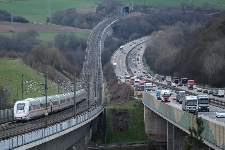 Autofahrer müssen am Autobahnkreuz Bonn/Siegburg wegen Brückenbauarbeiten in den nächsten zwei Monaten einen Umweg in Richtung Köln in Kauf nehmen. (Archivbild)