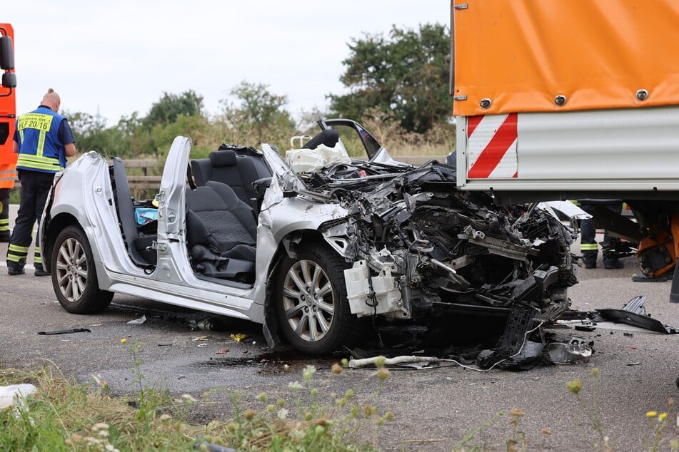Der Toyota ist am Sonntagmorgen in das Heck des Kleinlasters gefahren.
