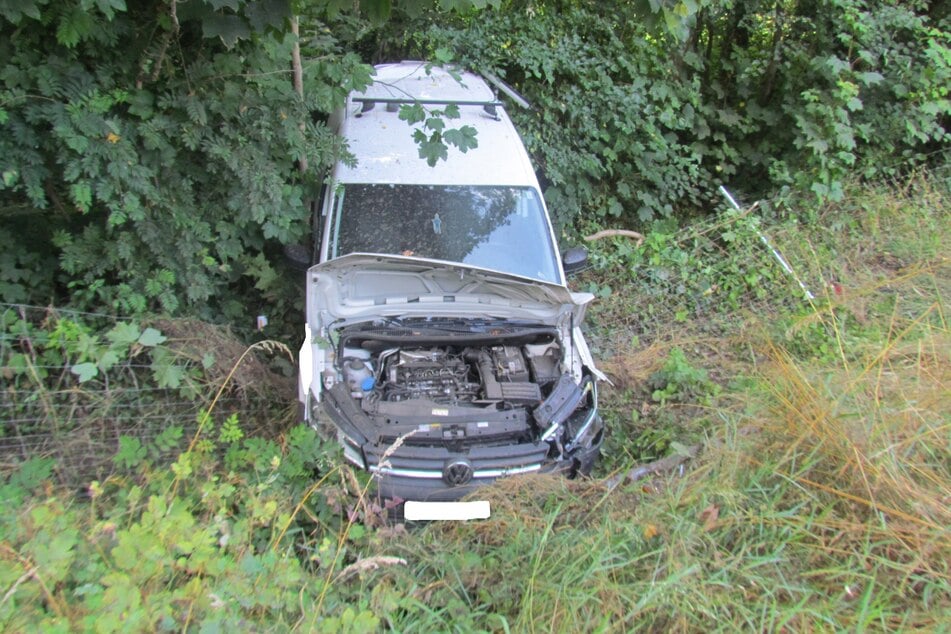 Der VW kam in einem Straßengraben zum Stehen und musste dort herausgezogen werden.