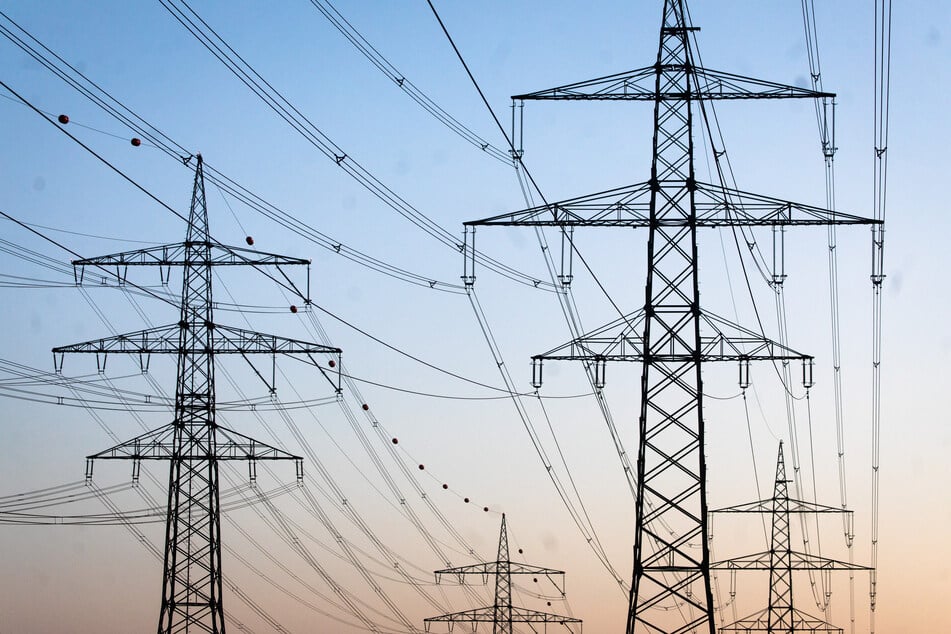 Tausende Haushalte waren am Samstag in der Sächsischen Schweiz nach einem Blitzeinschlag in eine Mittelspannungsleitung ohne Strom. (Symbolbild)