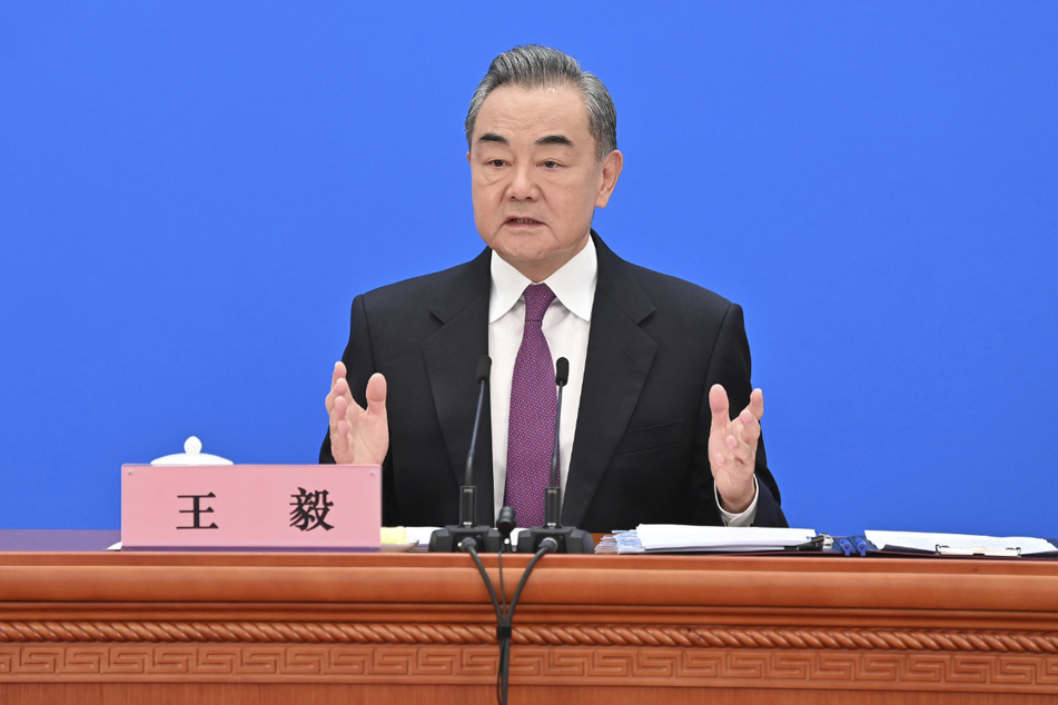 Der chinesische Außenminister Wang Yi (68) spricht sich dafür aus, dass Russland in der G20 bleibt.