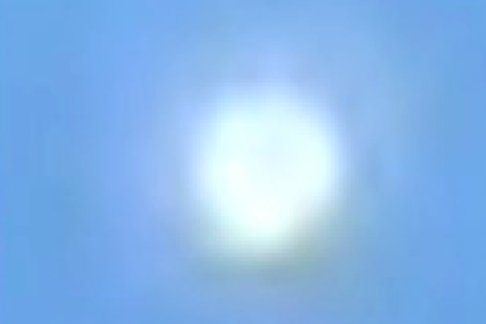 Das grelle Licht soll geräuschlos am Himmel gestanden, kleinere Lichter in der Nähe teilweise geblinkt haben.