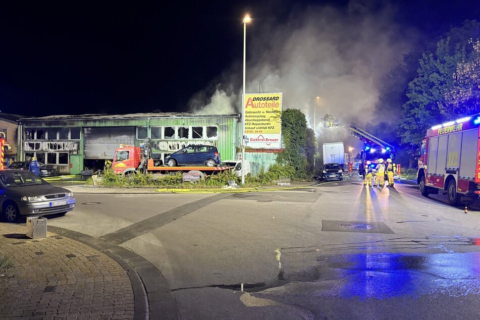 Die Werkstatthalle hatte in Flammen gestanden und war vollständig zerstört worden.
