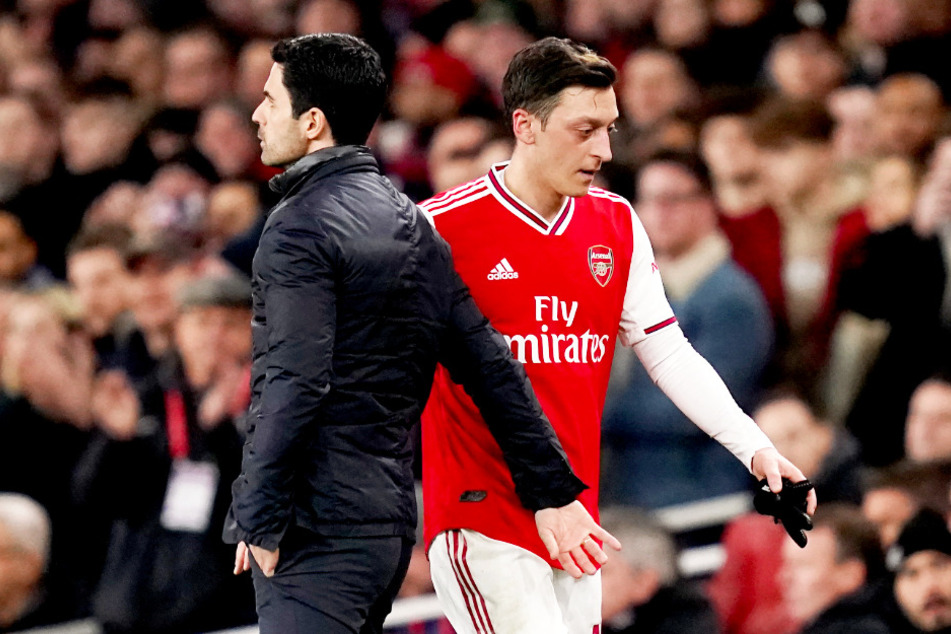 Mesut Özils Trainer Mikel Arteta (l.) wurde positiv auf das Coronavirus getestet.