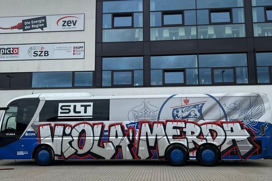 Was für eine böse Überraschung! Der Bus von Hansa Rostock wurde beschmiert.