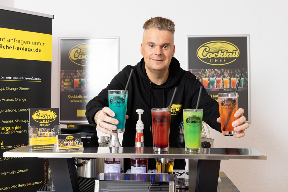 Sandro Zuschke (43) an seinem "Cocktail Chef"-Automaten.