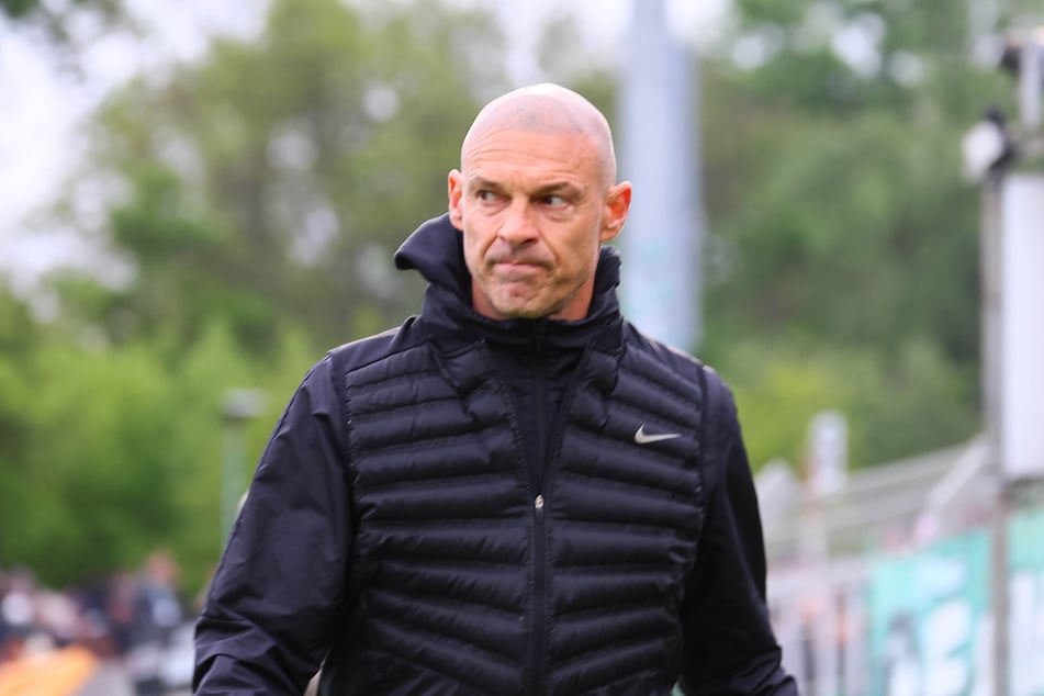 Chemie Leipzigs Trainer Alexander Schmidt (57) war nicht wirklich begeistert, wie der Wechsel von Nils Lihsek ablief.